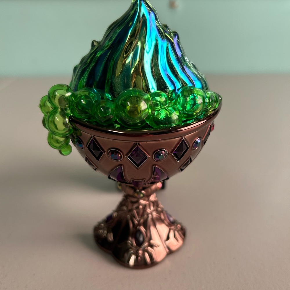 Bath & Body works wallflower-lights up